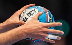 Ein Handballer hält den Spielball in den Händen