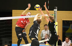 Moritz Rauber (Rottenburg/links) scheitert an Dresdens Block.  FOTO: WÖRN/EIBNER