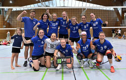 Die Volleyballerinnen der TSG Reutlingen. stehend von links: Trainer Jan Grauel, Maria Münch, Maxi Hattingen-Pröbster, Hannah Ec