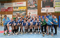 Die Frauen des VfL Pfullingen feiern den Aufstieg in die Oberliga. Hinten von links: Vivien Heinzelmann, Melanie Gnadt (Sportlic