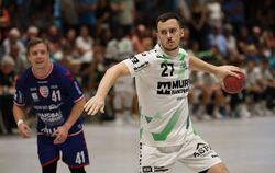 Auch in der Aufstiegsrunde zur 2. Bundesliga treffsicher: Axel Goller (mit Ball).  FOTO: HORNAUER