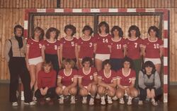 Die A-Jugend-Handballerinnen des VfL Pfullingen wurden unter der Regie von Trainer Walter Walliser (links, stehend) 1979 süddeut