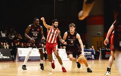 Connor Nelson (rechts) läuft künftig für die Tigers Tübingen auf. 