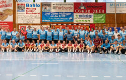 Die Mannschaften beim Legendenspiel in Pfullingen