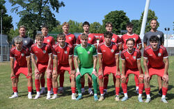 Das Trainer-Duo und die Zugänge des SSV Reutlingen vor der Oberliga-Saison 2025/26. Hintere Reihe von links: Trainer Alexander S