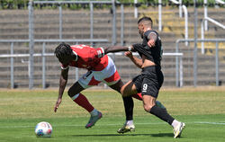 Konstantinos Markopoulos (rechts) vom SSV Reutlingen schenkt dem 1. FC Kaiserslautern zwei Tore ein. Links: Frank Ronstadt. 