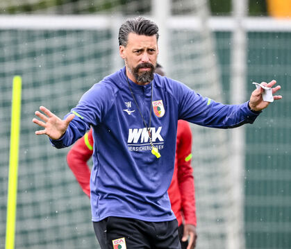 Will seine Augsburger weiterentwickeln und aktiven Fußball spielen lassen: Sandro Wagner.  FOTO: LANGER/DPA