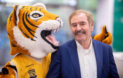 Strahlt immer Optimismus aus: Tigers-Vorstandschef Prof. Michael Bamberg. Hier mit Maskottchen Tigerle.