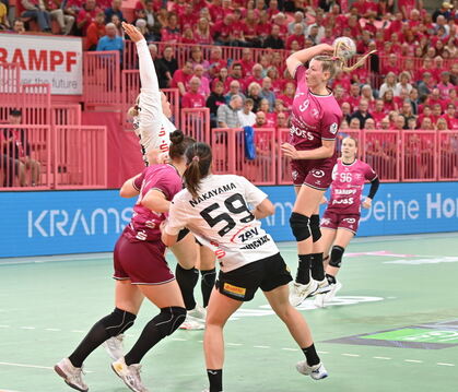 Metzingens Rückraumspielerin Naina Klein (beim Wurf) macht ein starkes Spiel und trägt sich gegen Zwickau neun Mal in die Torsch