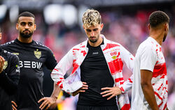 Enttäuscht und niedergeschlagen: VfB-Kapitän Atkan Karazor (Mitte) und  Josha Vagnoman (links) nach der Niederlage in Freiburg. 