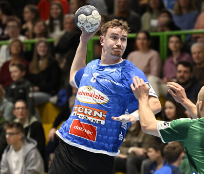 Erzielt den 32. und letzten Treffer für den VfL Pfullingen beim 32:31-Erfolg in Erlangen: Tim Hafner (mit Ball). 