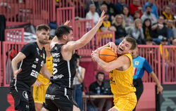 Till Jönke (rechts) und die Tigers Tübingen werden im ersten Viertel von den Nürnberg Falcons vorgeführt. 