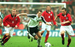 Dietmar Hamann (am Ball) überraschte die englische Nationalmannschaft mit einem schnell ausgeführten Freistoß, der Deutschland d