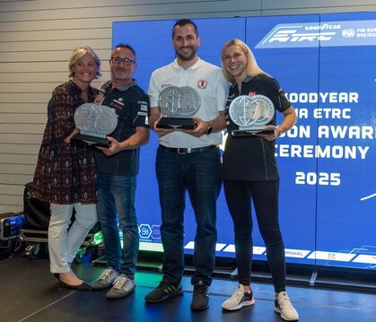 Die Ammerbucherin Steffi Halm (rechts) mit der silbernen Trophäe für Platz drei in der Truck-Europameisterschaft.